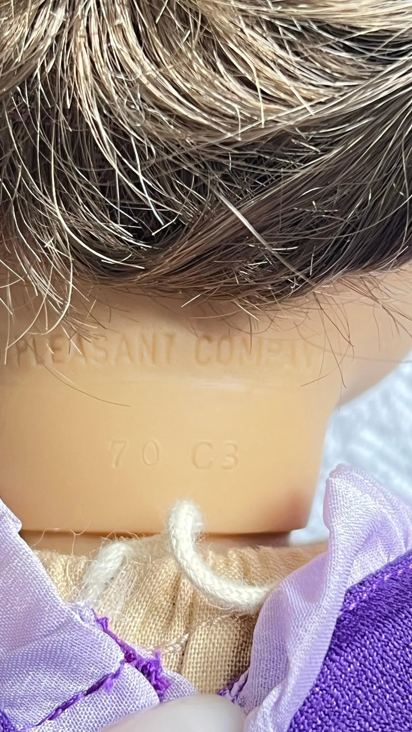 RETIRED American Girl Pleasant Company Molly doll - Cape Cod Fashionista