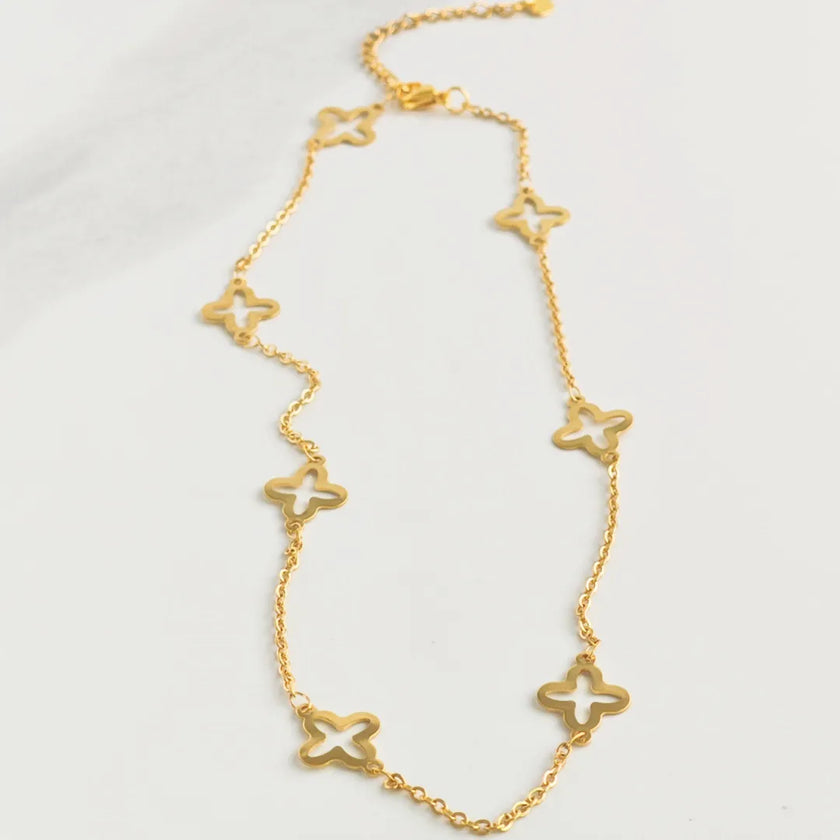 Open Clover Gold: Gold-tone stainless steel necklace with open clover stations and a 5 cm extender.